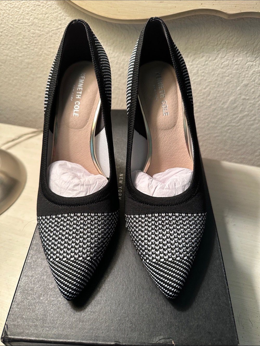 NIB 7.5 Kenneth Cole New York Black and White Pointed Knit Pumps